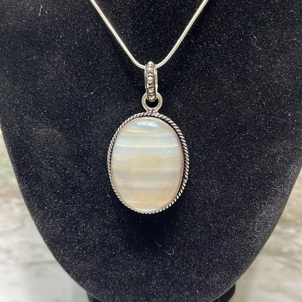 HANDMADE WHITE AGATE SILVER PENDANT WITH 925 SILVER CHAIN
NWT - Picture 1 of 8